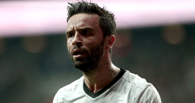 Beşiktaş, Fenerbahçe'nin İhraç Ettiği Gökhan Gönül'ü Üyeliğe Alacak