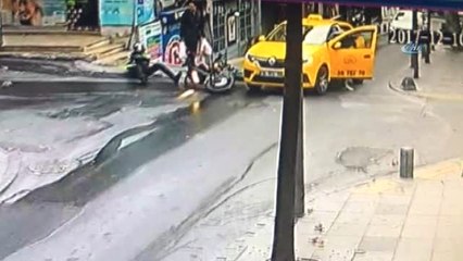 Şişli'de Ticari Taksi Motosikletliye Böyle Çarptı