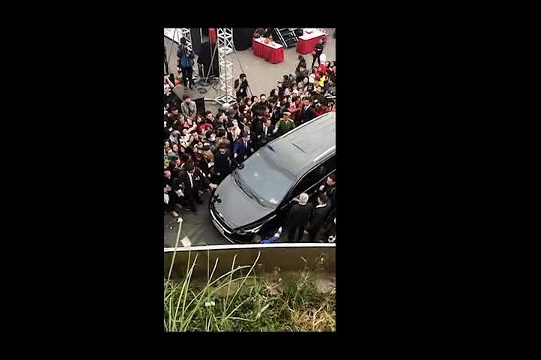 Mỹ Tâm bị fan vây kín khi vừa đến sân khấu