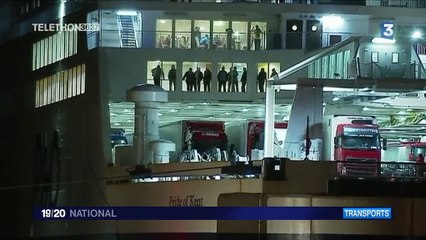 Calais : un ferry échoué dans le port