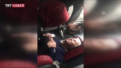 Uçakta fenalaşan yaşlı kadına ilk müdahaleyi Bakan Kaya yaptı