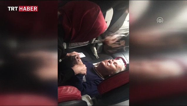 Uçakta fenalaşan yaşlı kadına ilk müdahaleyi Bakan Kaya yaptı