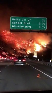 L'incendie impressionant près des autoroutes en Californie