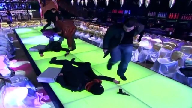 Adanalı Mücevher Defilesine Baskın Yapıyor - Adanalı 15.Bölüm