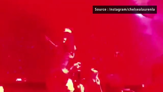 Josh Homme (Queens of the Stone Age) donne un coup de pied à une photographe en plein concert