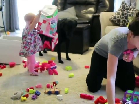 Quand maman range, bébé lui fait l'inverse... Pas facile la vie de mère