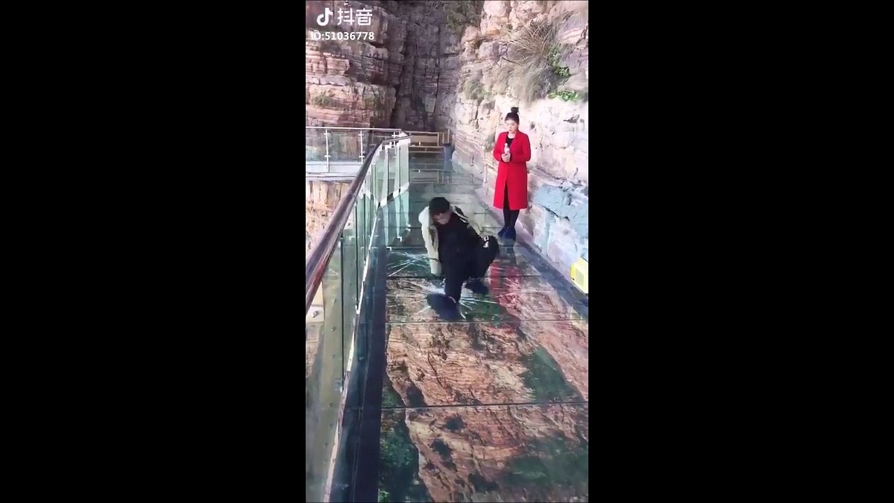 La blague la plus flippante du monde... Quand le pont de verre se brise sous tes pieds