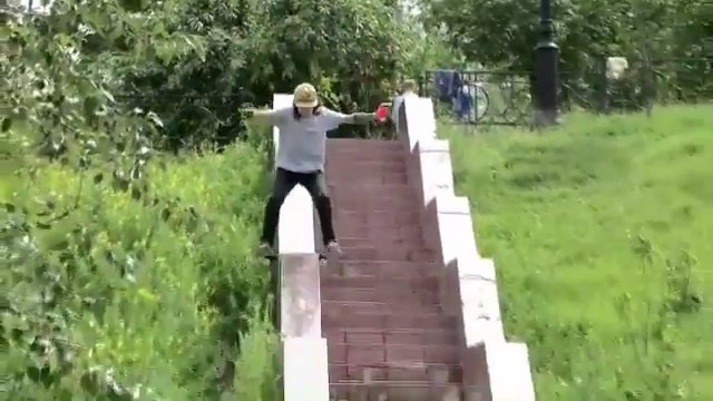 Il descend un escalier en glissant sur la rambarde en skateboard !