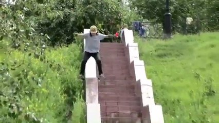 Il descend un escalier en glissant sur la rambarde en skateboard !