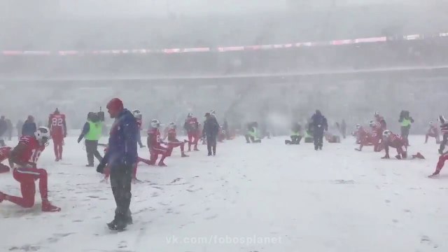 Déluge de neige en plein match de Football Américain à Buffalo !!