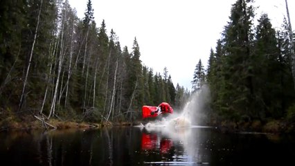 Saut en motocross et parachute dans une rivière par-dessus une forêt !!