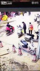 Il démarre en scooter et termine dans un trou au milieu de la route avec sa famille !