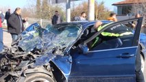 Yolcu Midibüsüne Çarpan Lüks Otomobilde Can Pazarı: 1'i Ağır, 3 Yaralı