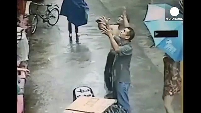 Cet homme sauve un enfant qui tombe du 2eme étage... Héro du jour