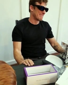 Un homme voit pour la première fois les cheveux roux de son fils grace aux lunettes Enchroma