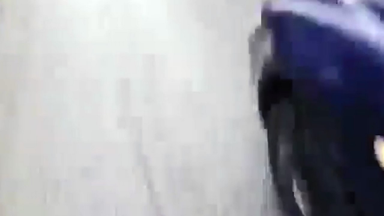 Des automobilistes se retrouvent bloqués à cause d'un couple qui se fait plaisir en plein milieu de la route