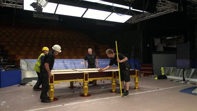 Assemblage millimétré de la table du Championnat du monde de Snooker
