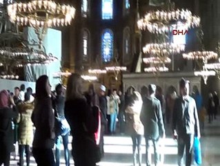 Ayasofya Müzesi'ne giren bir grup önce ezan okudu ardından namaz kıldı.