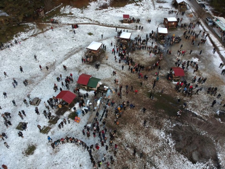 Öğrenciler Soğuğa Aldırmadan Horon Tepti