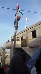اسرائیلی فوجی چوکی کے بالکل سامنے ایک غیور فلسطینی نوجوان فلسطین کا پرچم لگاتے ہوئے