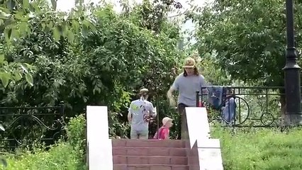 Il descend un escalier en glissant sur la rambarde en skateboard !