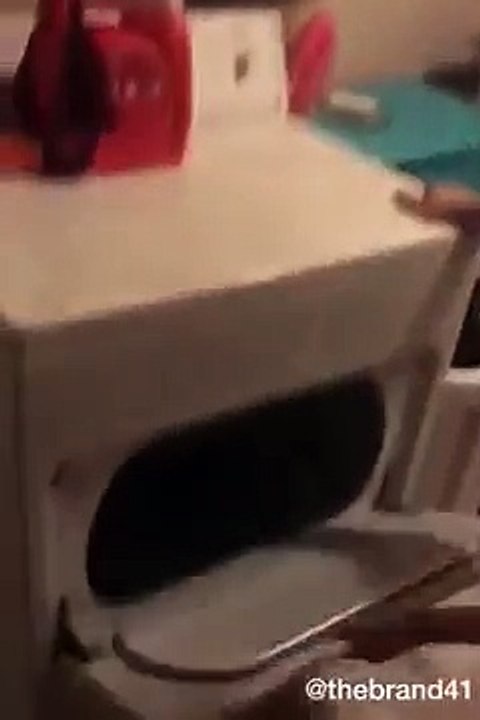 Un mec cache sa maitresse dans une drôle de cachette pour éviter de se faire griller par sa copine