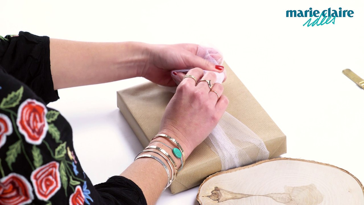 DIY paquet cadeau : utiliser des pompons et du tulle