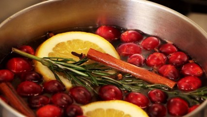 This Stovetop Potpourri Smells Like the Holidays