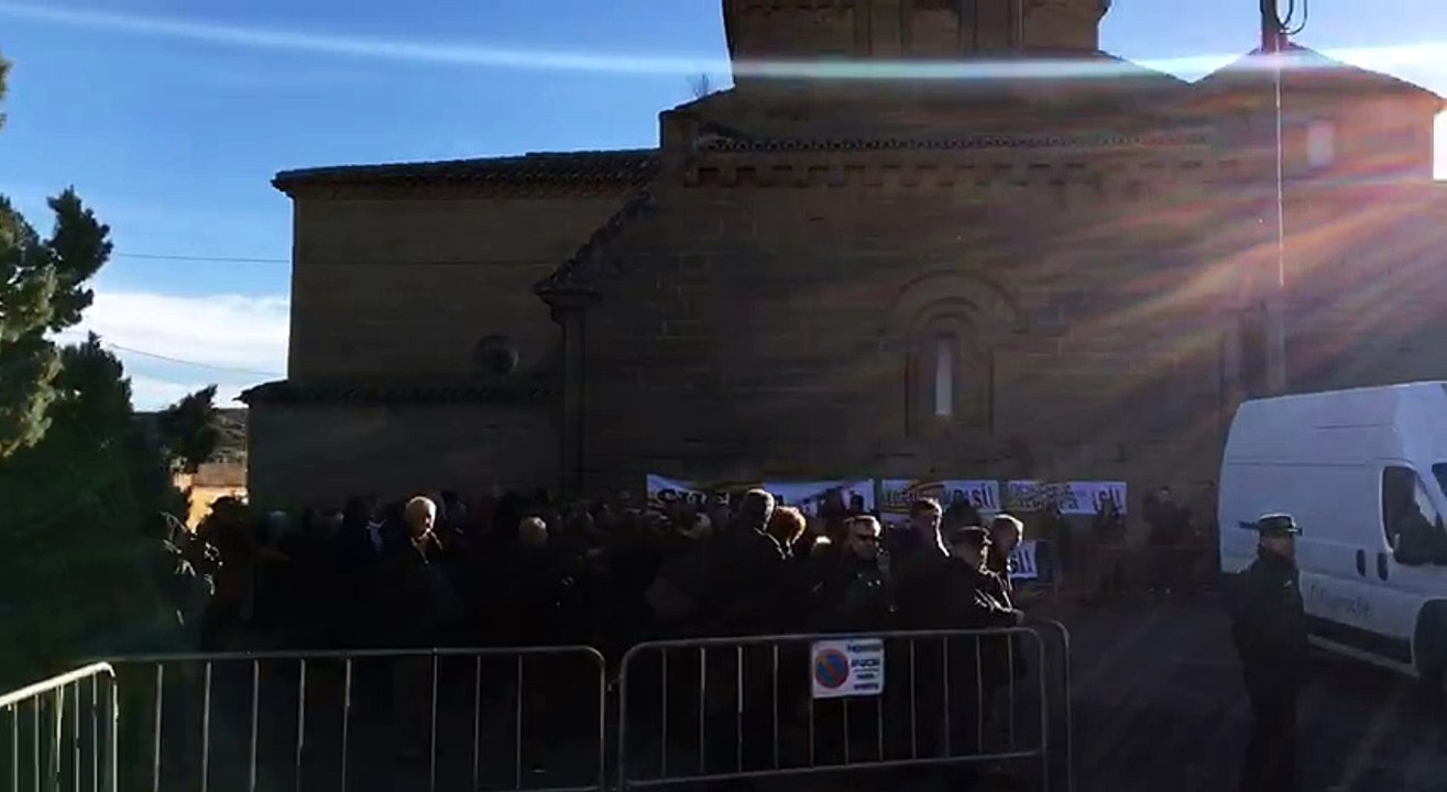 Desenes de persones esperen l'arribada del camió amb les obres del Museu de Lleida