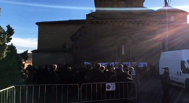 Desenes de persones esperen l'arribada del camió amb les obres del Museu de Lleida
