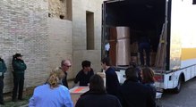 Comencen a descarregar del camió les obres del Museu de Lleida