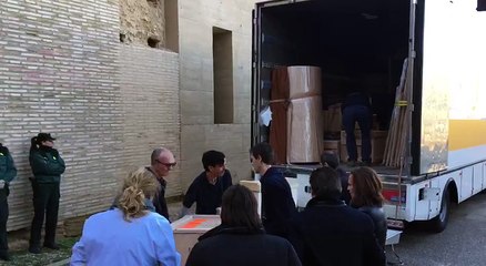Comencen a descarregar del camió les obres del Museu de Lleida
