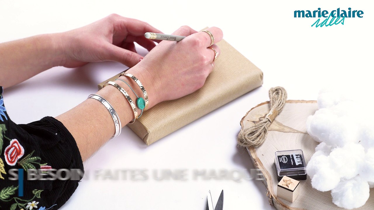 Customiser un paquet cadeau avec des tampons