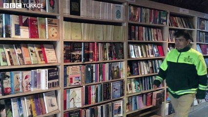 İşçilerin çöpten topladığı kitaplar kütüphane oldu