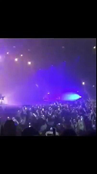 L'arrivée de Jul en scooter pendant un concert à lAccorHotels Arena