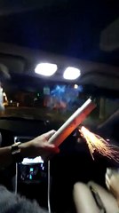 Nunca tente soltar fogos de artificio pelo teto solar do carro!!