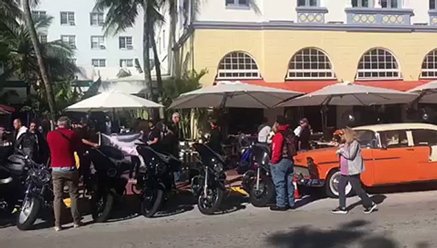 EXCLU - A Miami Beach, les bikers Français se sont réunis sur Ocean Drive pour rendre hommage à Johnny !