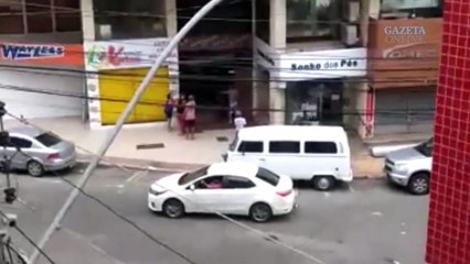 Cavalo e égua invadem prédio comercial