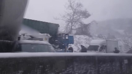 서해안고속도로서 차량 10여 대 추돌...1명 사망 / YTN