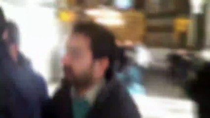 Tekbirlerle müzeyi basıp namaza durdular!