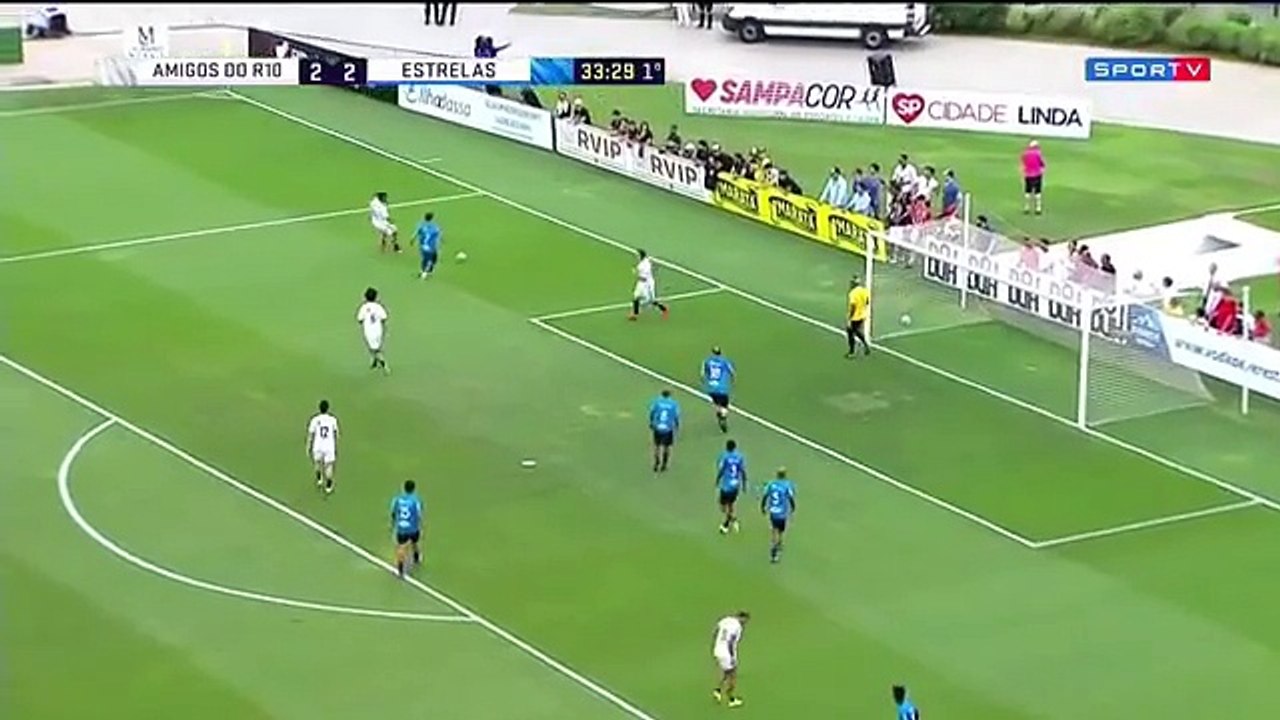 Ronaldinho réalise encore des dribbles de folie à 37 ans !