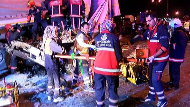 TEM otoyolunda feci kaza! Ölü ve yaralılar var