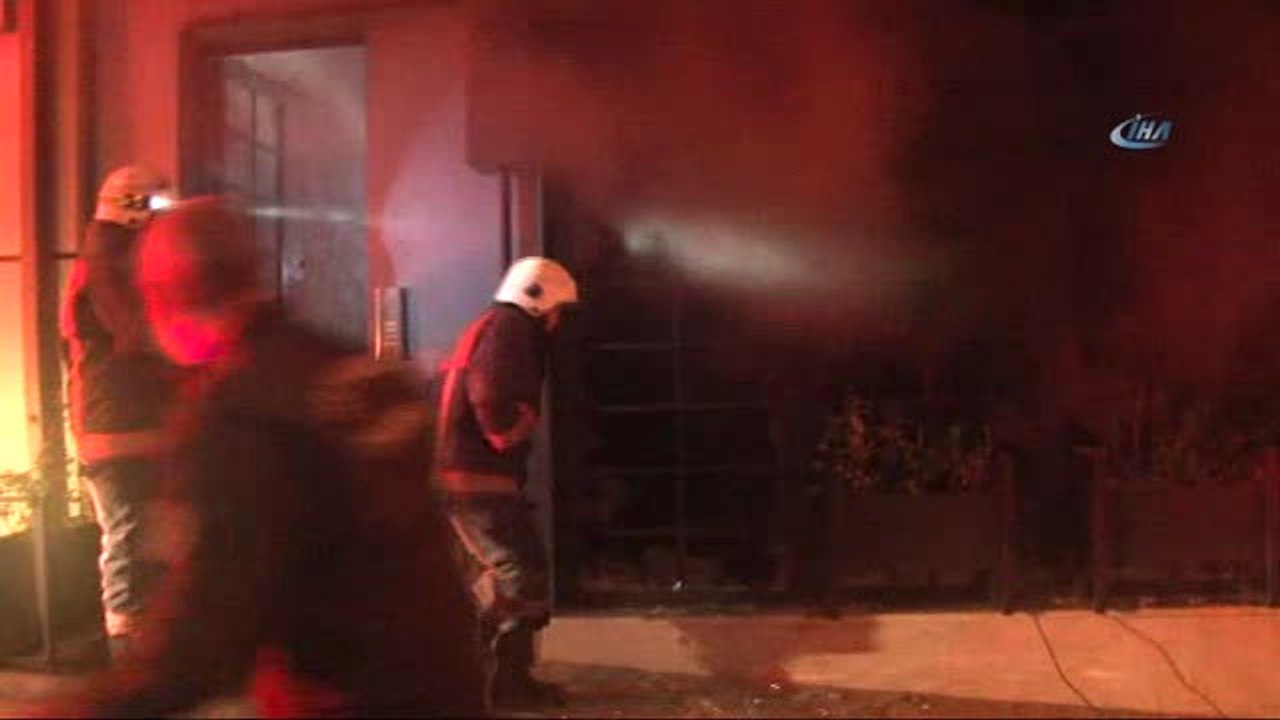 Beyoğlu'nda Ofiste Çıkan Yangında 1 Kişi Mahsur Kaldı