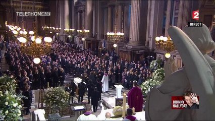 Hommage à Johnny Hallyday : qui étaient les enfants qui ont déposé les bougies sur le cercueil ?