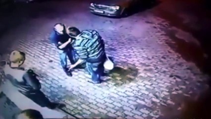 Le papy qu'il ne fallait pas embeter... Il met tout le monde KO