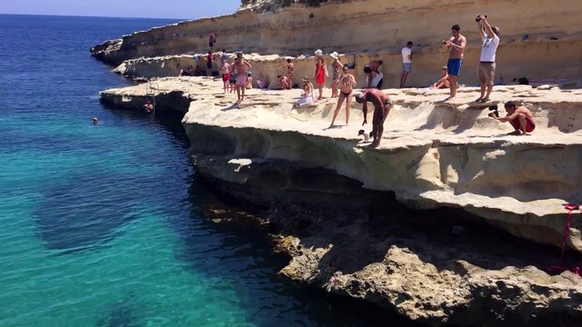 Cet homme et son chien sont des plongeurs de l'extreme... Duo incroyable de cliff diver