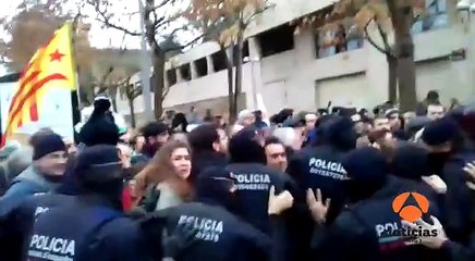 Momentos de tensión ante el Museo de Lleida con manifestantes ante el traslado de obras de Sijena