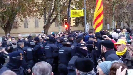 Los Mossos se han visto obligados a cargar para alejar a los protestantes, la mayoría de CUP y Arran