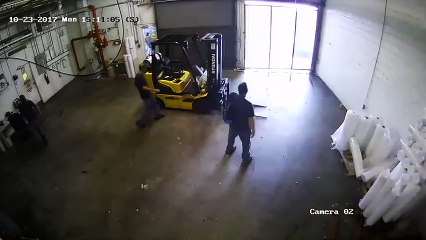 Une tornade détruit un entrepôt