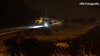 Trein ramt gestrande auto op overweg in Zwolle